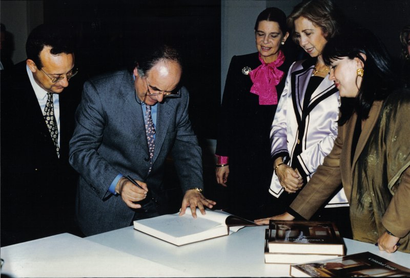 1994 - Dedicándole un catálogo a S.M. la Reina con motivo de la visita de Da. Sofia a su exposición antológica